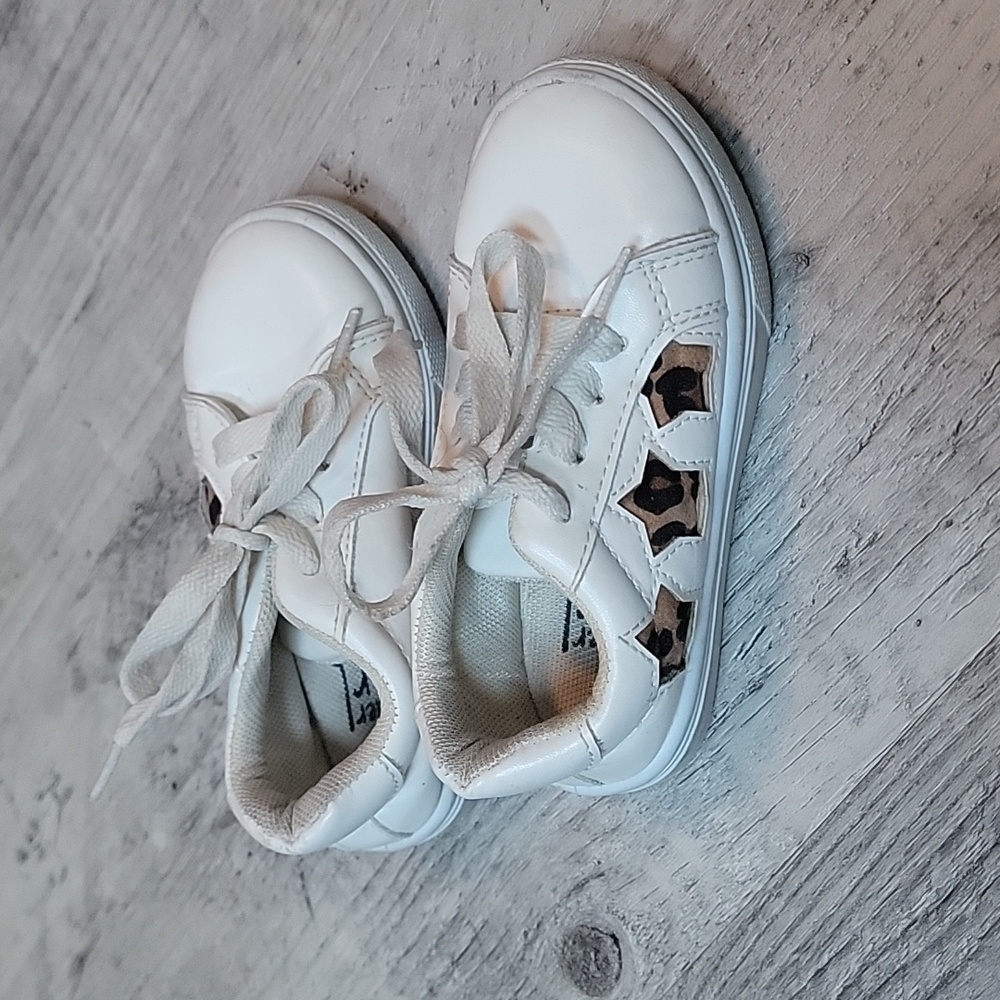 Toddler size 7 leopard print star shoes